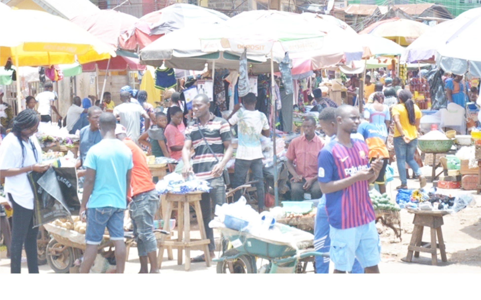 Despite government's directive to curb the spread of COVID-19 pandemic, some traders at the popular Oja-Oba in Akure cluster together without wearing nose masks                                Photo: Stephen Olajide
