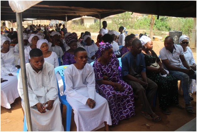 From left: Children of the deceased; Moses, Samson, his wife, Janet, his younger brother, Augustine, his daughter, Mrs Kemi Olowoniyi, his brother, Dele Olaiya, his ex- wife, Mrs Caroline Adegbenro and others, at the funeral service…yesterday Photo: Suberu Ayodele