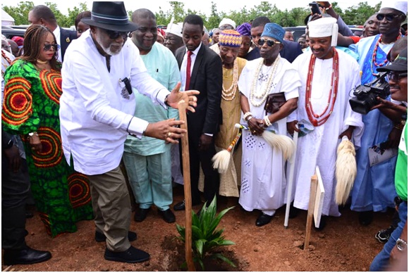 Ondo State Governor, Arakunrin Oluwarotimi Akeredolu, planting a palm tree in Ore, yesterday. With him are; Secretary to the State Government, Princess Oladunni Odu (L),  Managing Director, JB Farms, Mr Ajibola Adebutu (3rdL), Ajobu of Araromi-Obu, Oba Aderemi Adelola (4thR), Jegun of Idepe-Okitipupa, Oba Michael Adetoye (2ndR) and others			Photo: Peter Oluwadare
