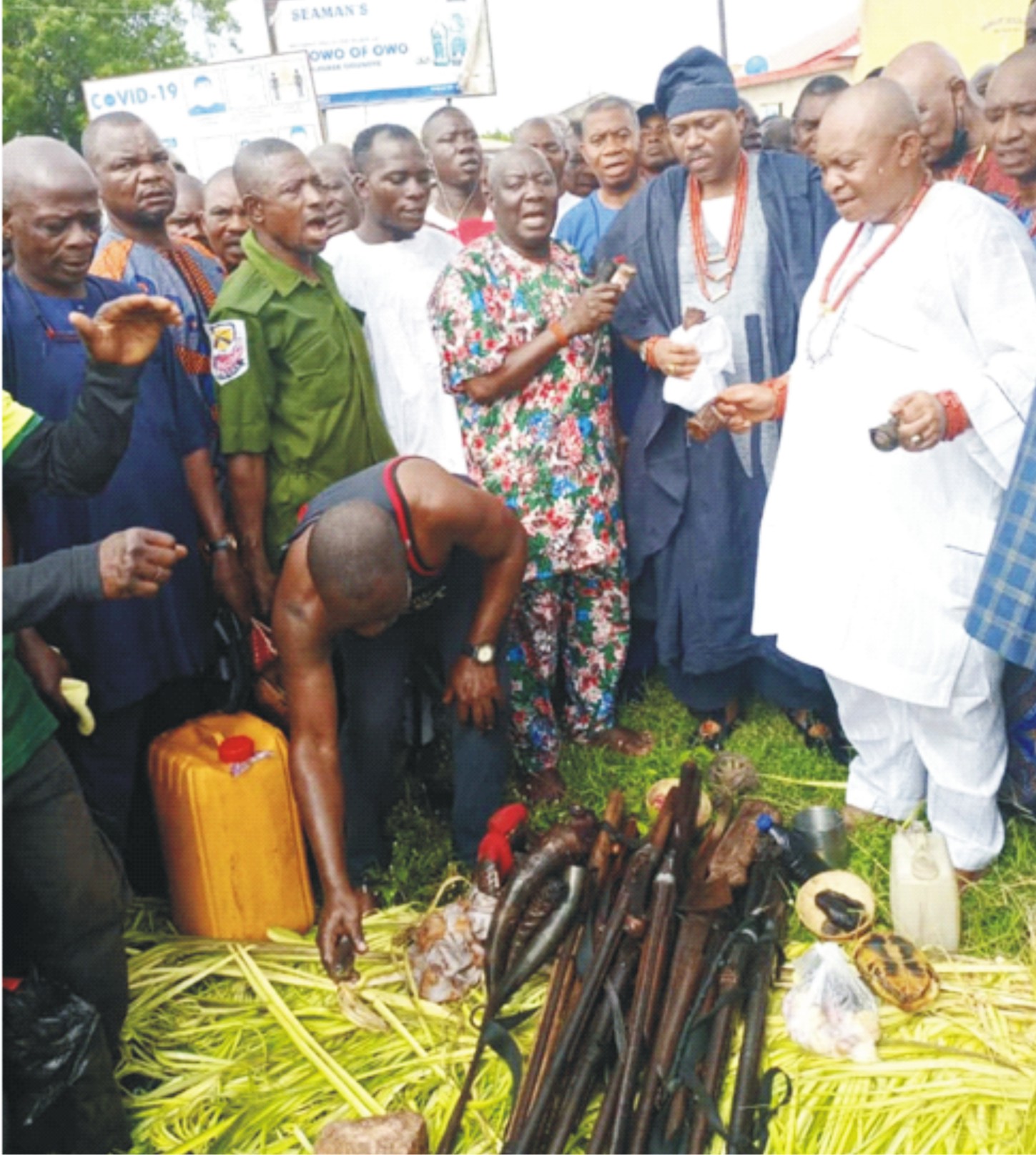 Olowo of Owo, Oba Ajibade Ogunoye (M), assisted by the Olu-Ode of Owo, Chief Aderobagun perform special rites and curses on terrorists who wreaked havoc on  worshippers in the ancient town two weeks ago