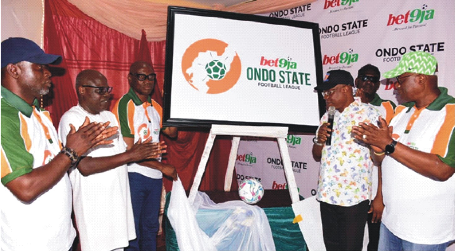 Otunba Akinsola Akinbobola who represented the Ondo State Deputy Governor (2ndR) Otunba Dele Ajayi (R), Chairman, ODHA Committee on Youth and Sports Development, Akogun  Gbenga Omole (L) and others