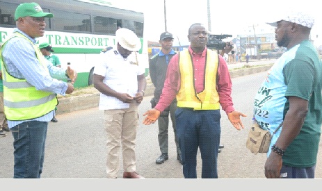 Ondo State Commissioner for Environment, Mr. Sunday Akinwalere (L) and Acting General Manager of the State Waste Management Authority, Mr Olajumbu Olakunle (2ndR) and others while monitoring the exercise in Akure…at the weekend   By Stephen Olajide