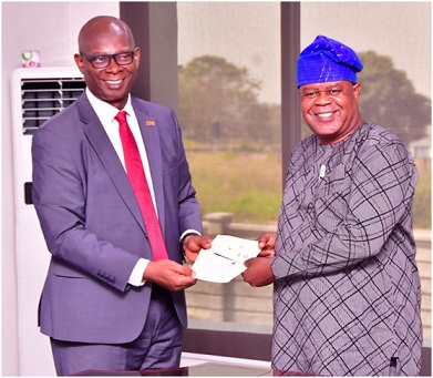 From left: Chairman, Ondo State Internal Revenue Services (ODIRS), Mr Tolu Adegbie, presenting the cheque to ALGON Chairman, Mr Augustine Oloruntogbe at the event                                                   Photo: Stephen Olajide