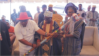 From left: Commissioner for Local Government and Chieftaincy Affairs, Chief Akinwumi Sowore, who represented the State Governor, Arakunrin Oluwarotimi Akeredolu, presenting the Staff of Office to Olujigba of Ijigba Oba Luyi Rotimi, while his Olori watches at the ceremony…yesterday                   Photo: Stephen Olajide