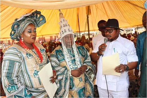 Ondo State Commissioner for Local Government and Chieftaincy Affairs, Akogun Akinwumi Sowore (R), at the presentation of the Instrument of Appointment and Staff of Office to Alayere of Ayere, Oba Aladetoyinbo Adeniran, while his Olori looks on