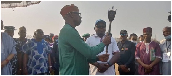 Ondo State Commissioner for Youth and Sports Development, Mr Bamidele Ologun receiving Touch of Unity from RUGIPO Rector, Mr Adebola Gani Ogundahunsi