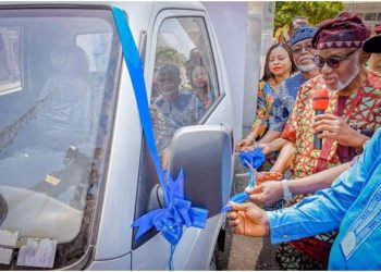 Ondo State Governor, Arakunrin Oluwarotimi Akeredolu, commissioning the Refrigerated Van for Meat Dealers, while  Deputy Governor, Mr Lucky Aiyedatiwa and Secretary to the State Government, Princess Oladunni Odu watch                                                                        Photo: Peter Oluwadare