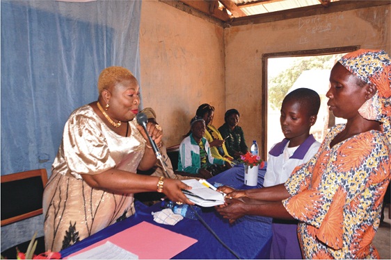 From left: Senior Special Assistant (SSA) to Ondo State Governor on Women Affairs, Mrs Kehinde Omolara Adeniran, presenting cash  and educational materials to a beneficiary, Rokibat Sodiq, while her mother supports, during the empowerment programme in Idoani                                                                                                                      Photo: Ayodele Suberu