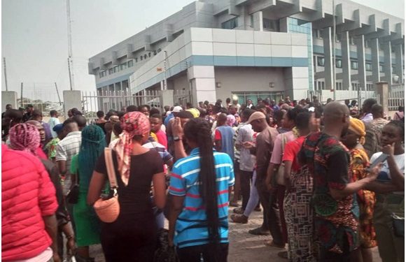 Angry bank customers at the Akure branch of the Central Bank of Nigeria (CBN) in Akure... yesterday		 Photo: Ayodele Suberu