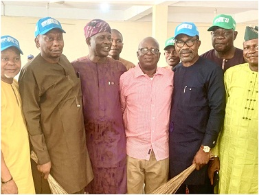 The Ondo State Chairman of the APC, Mr. Ade Adetimehin (3rd-L), his Deputy, Atili Agabra (M), flanked by the defected members of the PDP in Akure yesterday                                  Photo: Jubril Bada