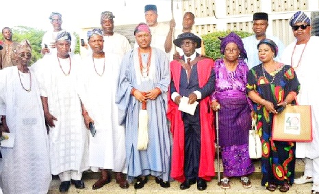 Professor Nelson Olabanji Fashina (4thR), Olowo of Owo, Oba Ajibade Ogunoye (4thL) and other dignitaries at the occasion