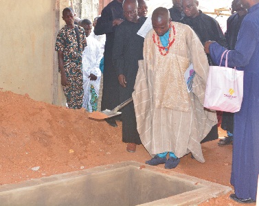 Son of the deceased and Owena Press Staff, Biyi Akinnodi performing the dust-to-dust rite. 		        
 				Photo: Stephen Olajide