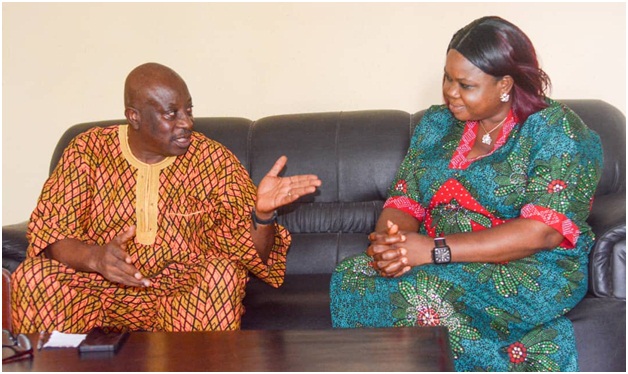 From left: Chairman/Editor -in-Chief of Owena Press Limited, Sir Ademola Adetula, discussing with Ondo State Chairman of NAWOJ, Mrs Tola Gbadamosi, during a courtesy visit by Exco members of the association                   
                                                                                                                                                                       Photo: Stephen Olajide