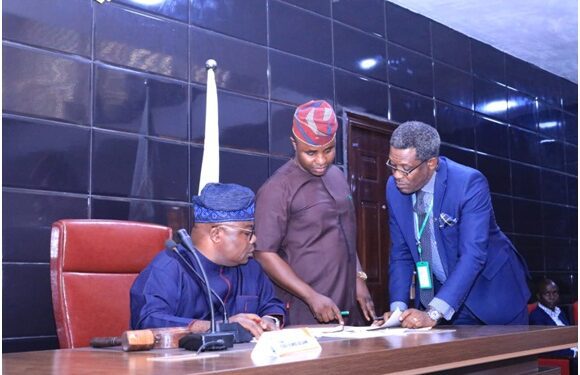 From left: Speaker, Ondo State House of Assembly, Mr Olamide Oladiji, Majority Leader, Mr Oluwole Ogunmolasuyi and Clerk of the House, Mr Benjamin Jaiyeola, during the passage of the Local Council Development Areas Bill... yesterday
Photo: Stephen Olajide