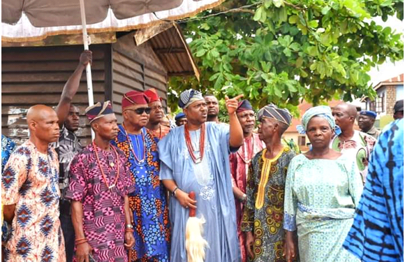 Olowo of Owo, Oba Ajibade Ogunoye (M), with some chiefs and the rainstorm victims  during his visit to the affected areas in Owo